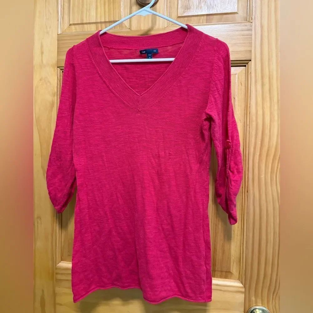 GAP Women's Long Sleeve Red V-Neck Tee size M